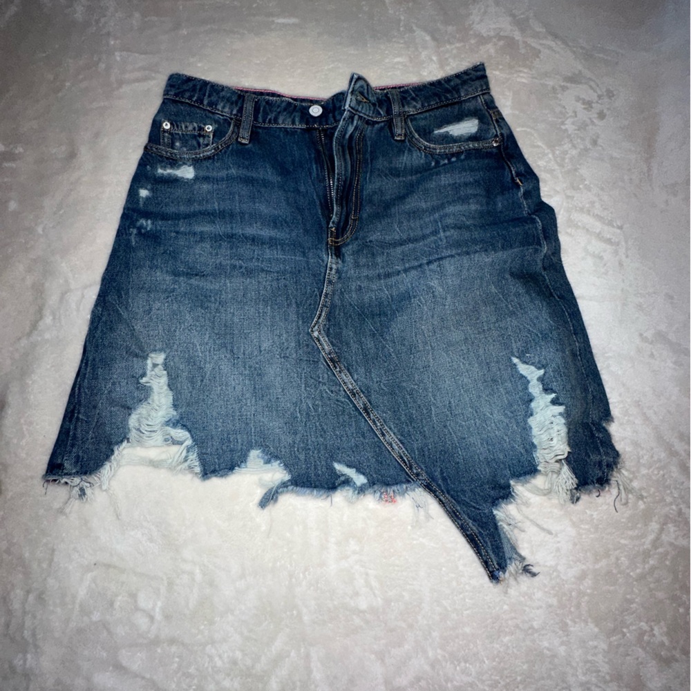 Denim skirt. Size 29. NBW. No tags. Guess.